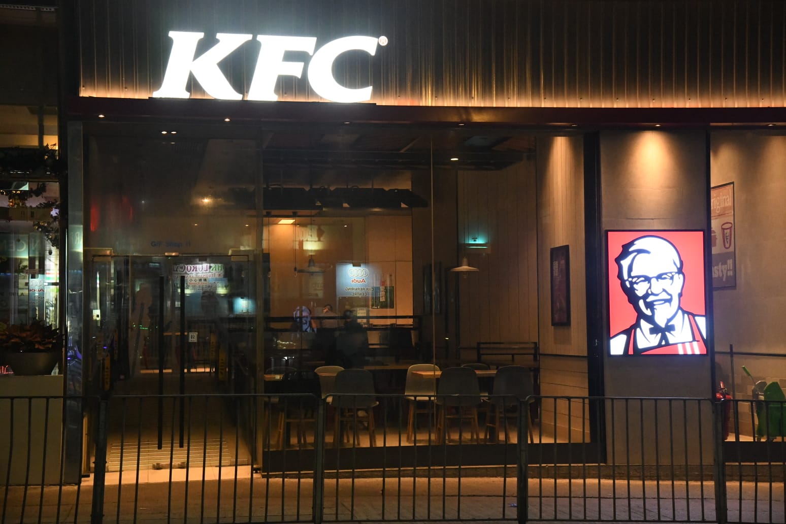 两男持刀劫火炭KFC 抢走3.7万现金