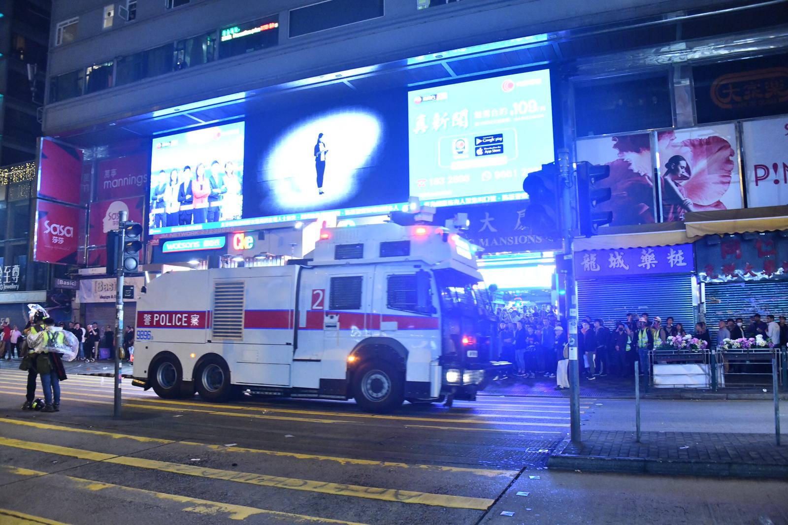 水炮车尖沙嘴射水炮 驱散人群