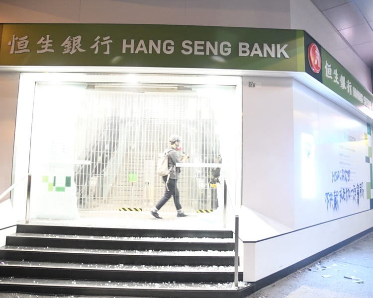 【修例风波】旺角示威者清晨陆续散去 尖沙嘴及旺角站现已重开