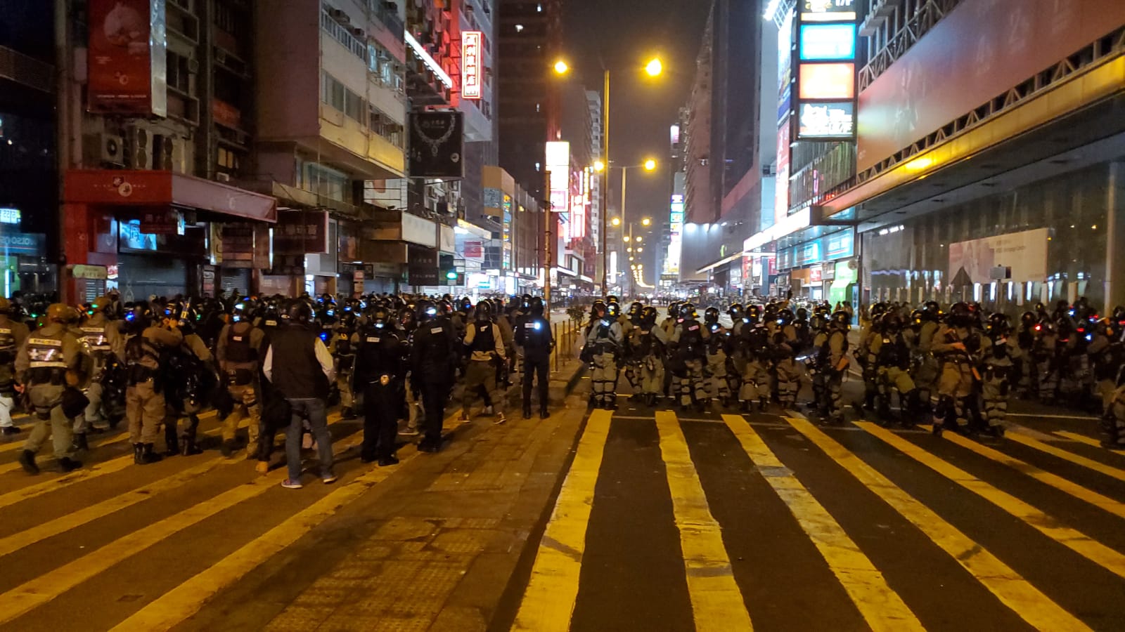示威者旺角纵火 防暴警到场推进