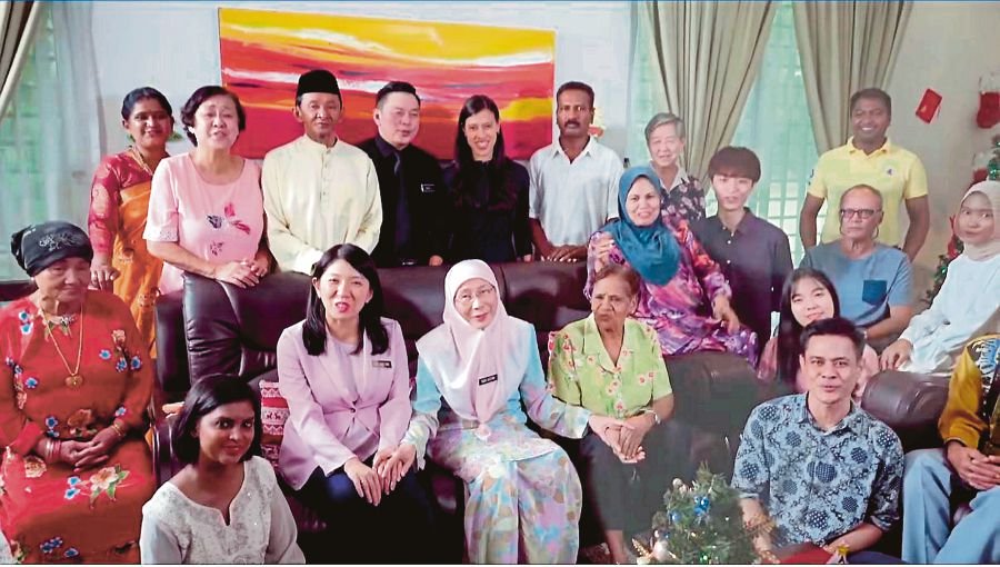 King, PM join leaders in sending Christmas wishes to rakyat