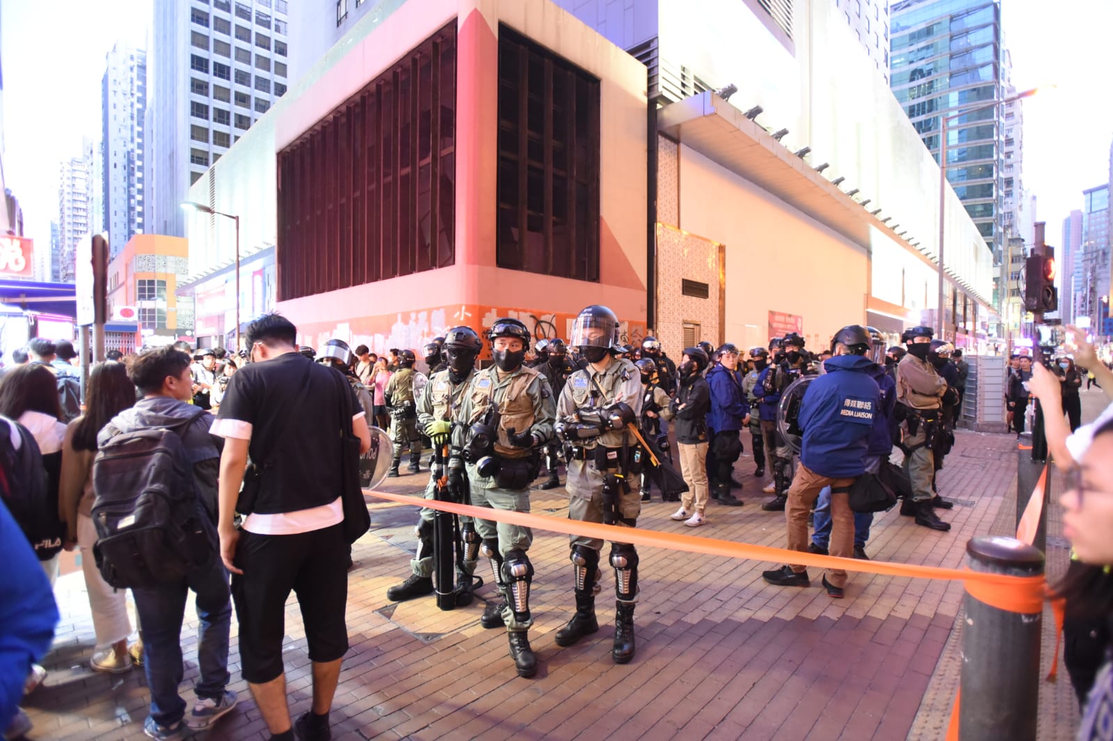 【修例风波】警旺角朗豪坊外射催泪弹 制服多人