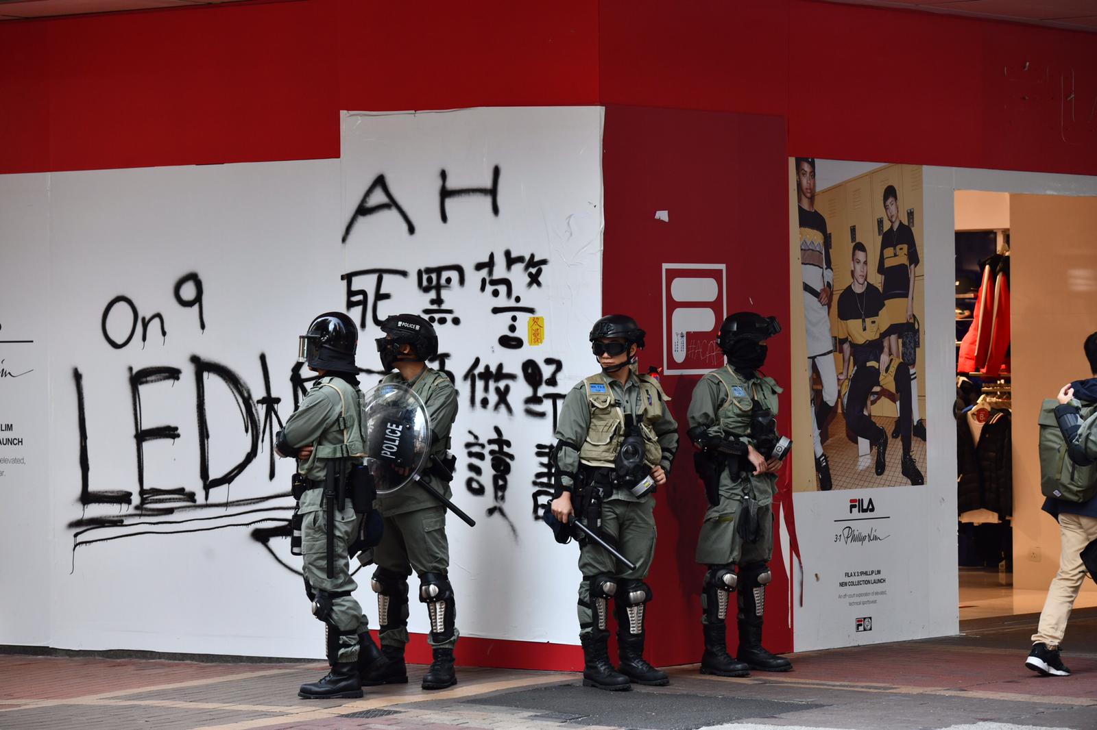 【修例风波】网民发起「圣诞和你SUCK」 防暴警广东道巡逻戒备
