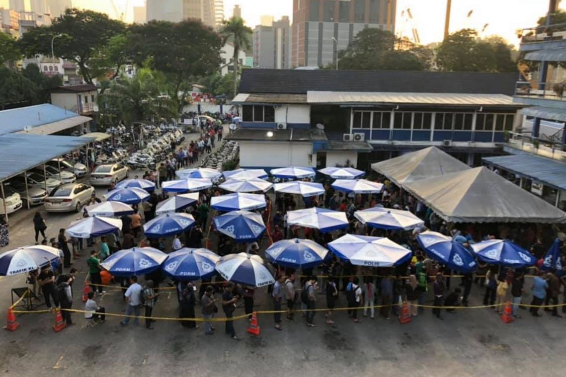 Long queues as Malaysian police give 50% discount on traffic tickets