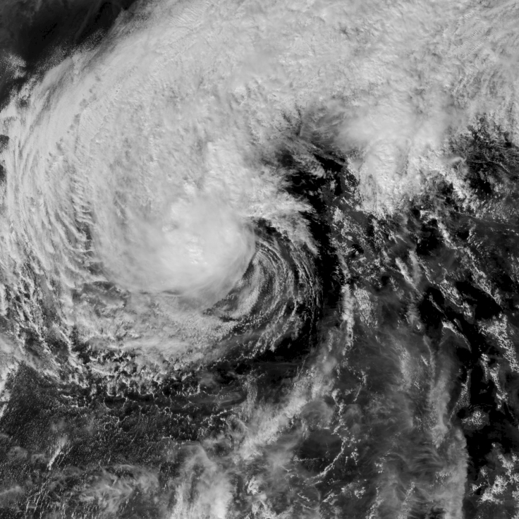 9 dead as typhoon Phanfone slams Philippines