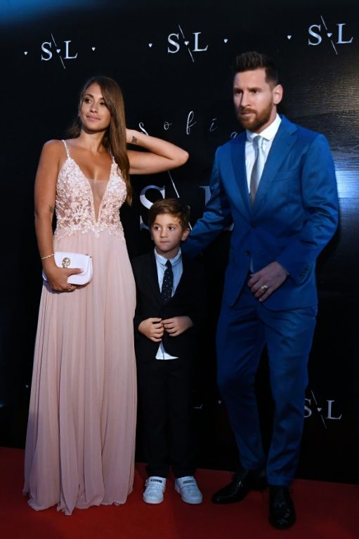 Barcelona's Suarez renews wedding vows, with Messi on guest list