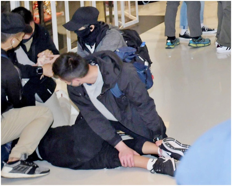 【修例风波】示威者圣诞新城市广场游行 两男涉袭警被捕今提堂