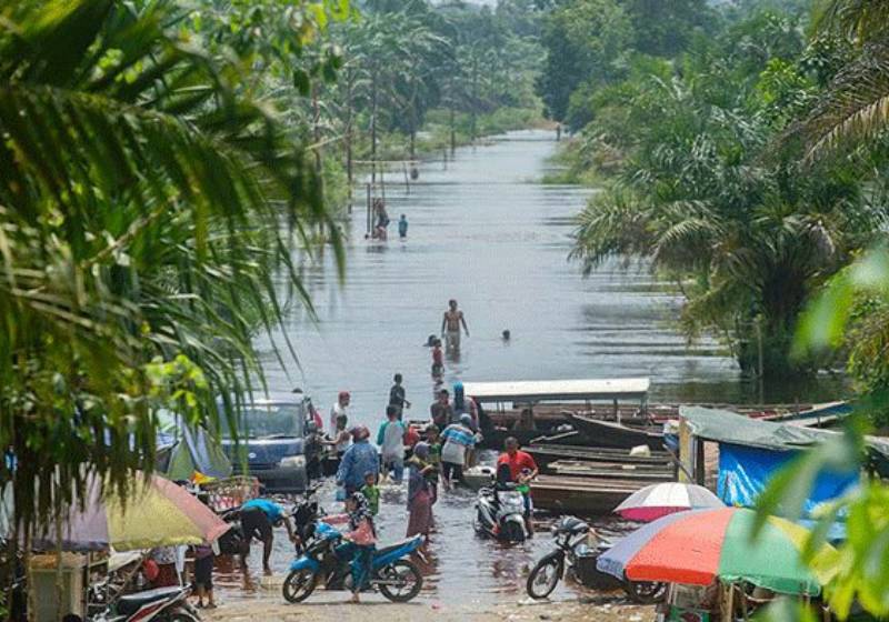 Flooded Indonesian village draws in hundreds of tourists