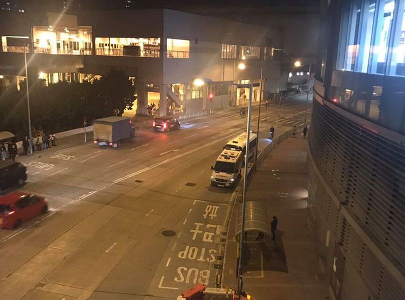 【修例风波】网民拟屯门V city聚集促交代 警车商场外戒备