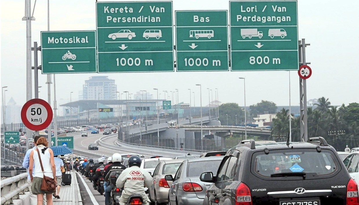 Woman Caught POOPING by The Roadside of Johor-Singapore Highway Because of Traffic Jam