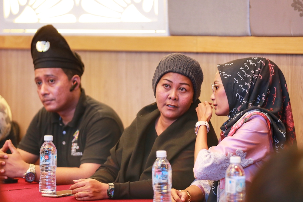 Jawi meet pauses as Malay delegation enters, includes actress Ellie Suriarty