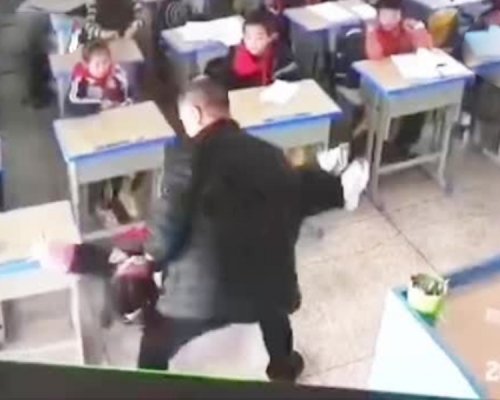 抽打、拧脸、倒抱！浙江老师体罚女生被停职