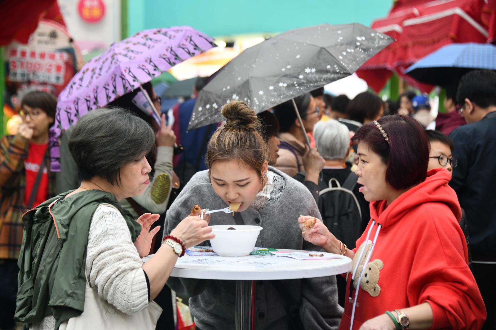 阴雨连绵工展会人流减 展商指港人多买中下价海味