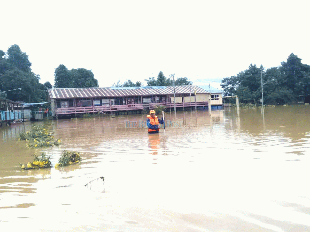 Ongoing downpour causes floods to hit primary school, longhouse in Kakus