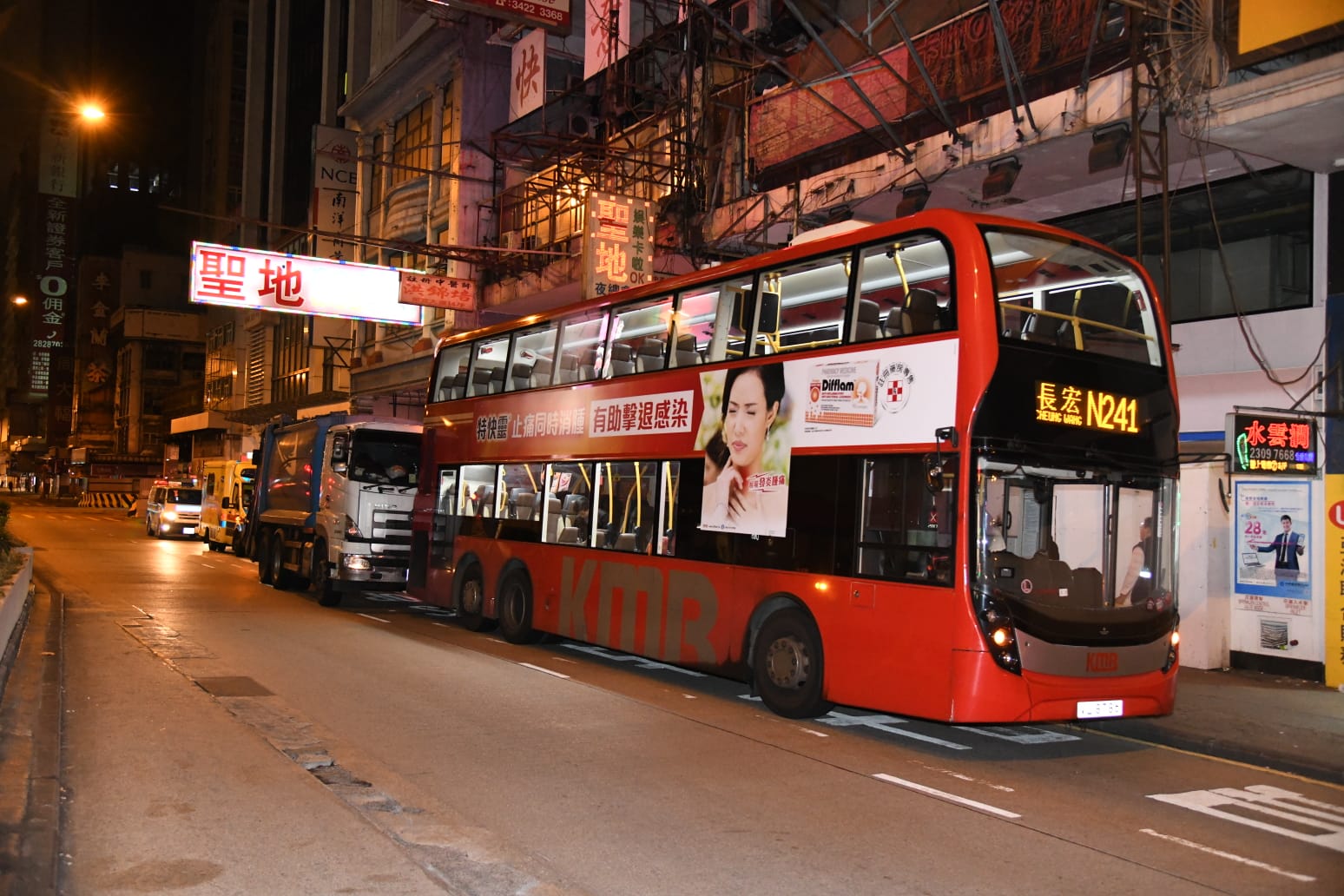 通宵巴弥敦道埋站遭垃圾车撞尾 车长受伤送院