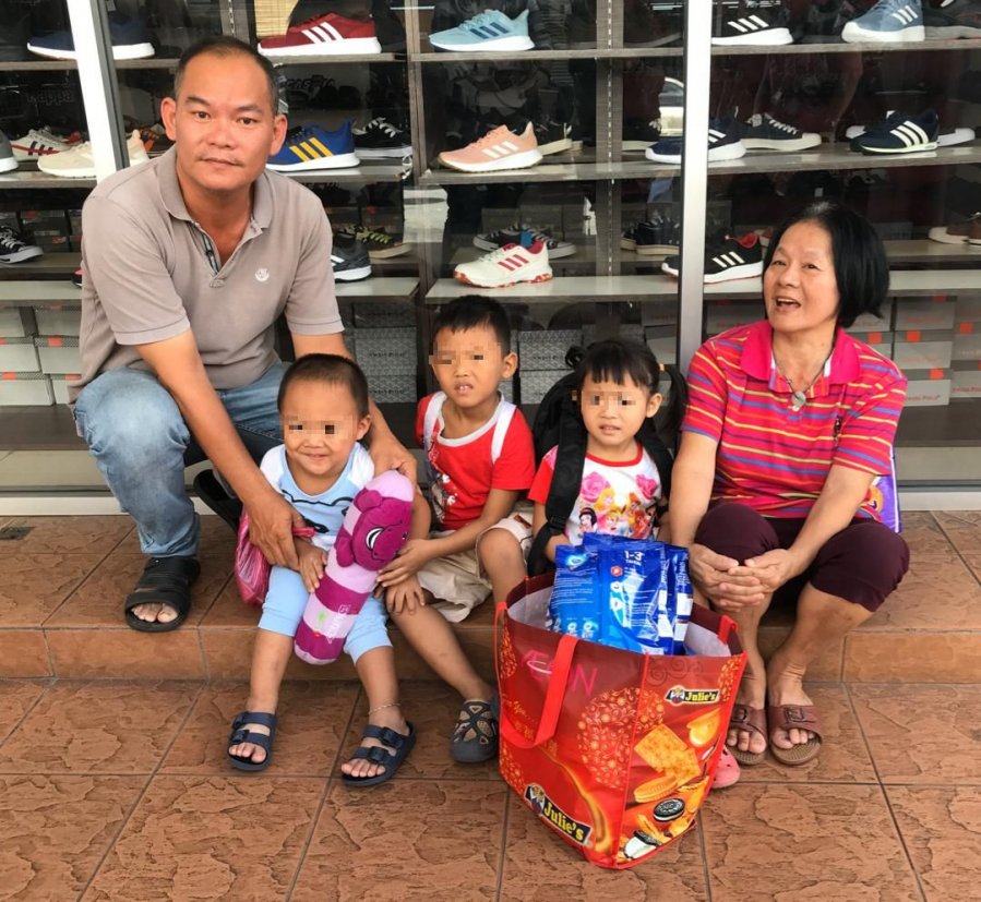 3孙儿无国籍　老妇盼援助让孩子上学