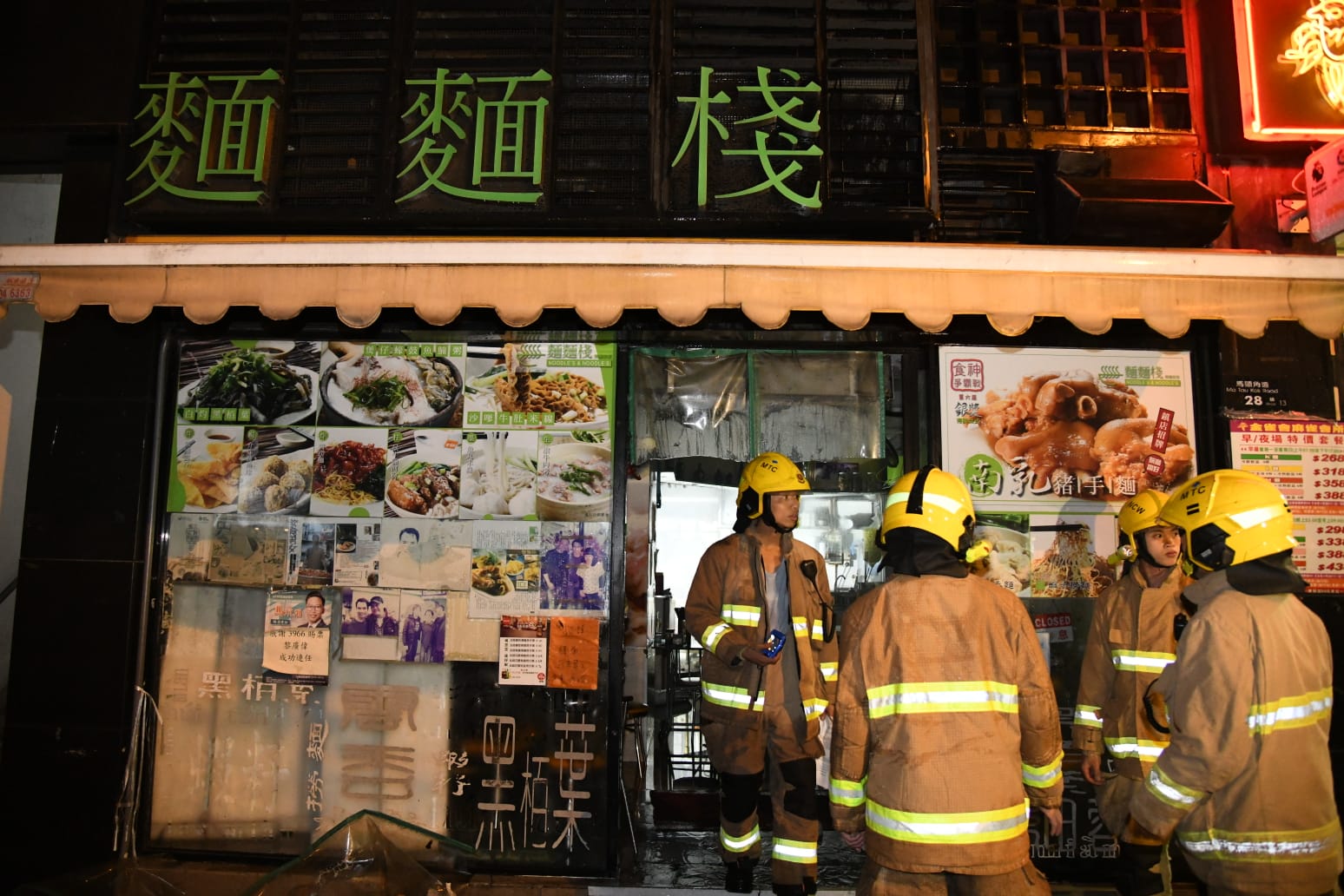 土瓜湾面店疑「煲燶粥」起火 消防开喉救熄