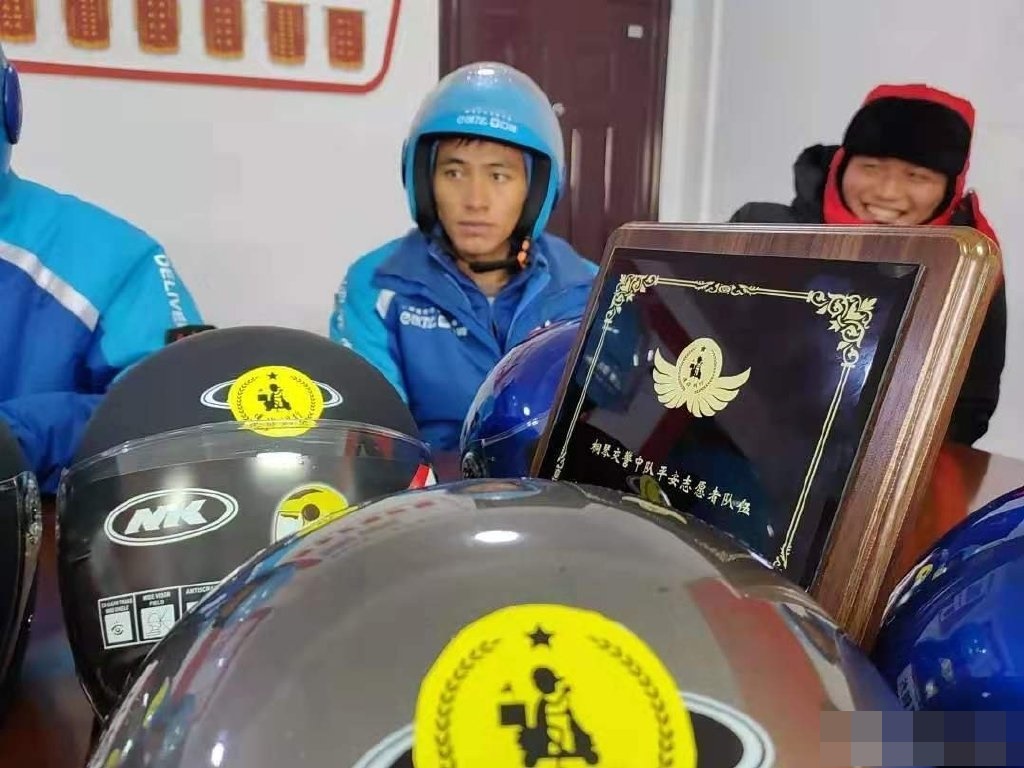 目睹男童被撞飞后紧抱安慰半小时 内地外卖员延误送餐获负评