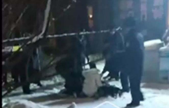 踩椅子趴窗台兴奋看雪 8岁男童不慎20楼坠下亡