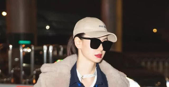 戚薇这回可真奢侈，穿上万的大衣走机场，却被“丝袜腿”抢了风头