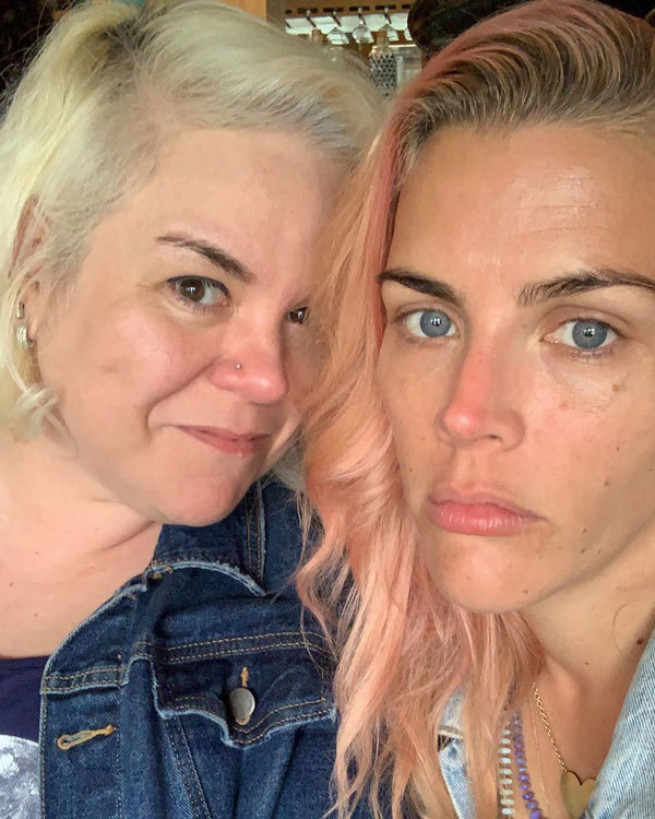 Busy Philipps Shares Note Her Daughter Wrote E! After Her Show Was  Canceled: 'You Suck' | Nestia