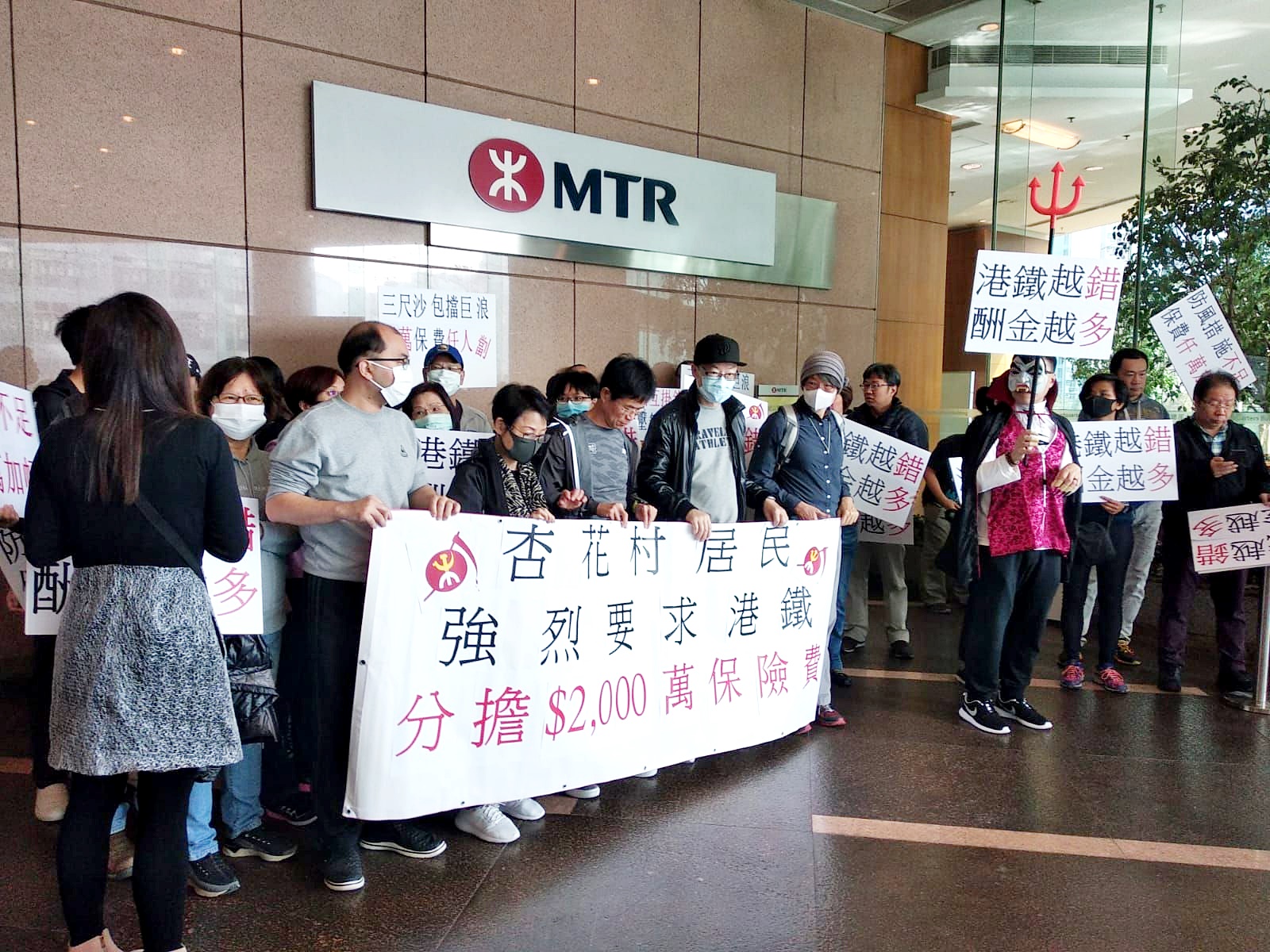 颱风两袭杏花邨 居民斥港铁管理不善致保费大增