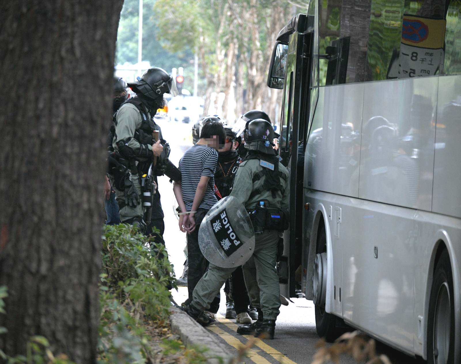 【上水游行】家属律师陆续赶到警署 区议员：共42人被捕