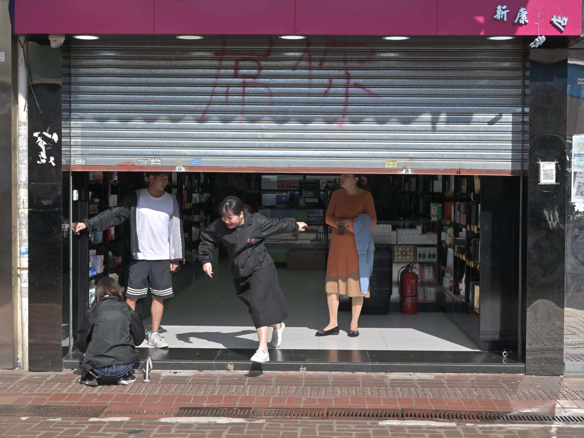 上水反水货游行起步 商铺落闸防暴警截查市民