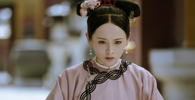 35岁邓莎疑生二胎，抱一岁女儿现身早教机构，生父身份曝光