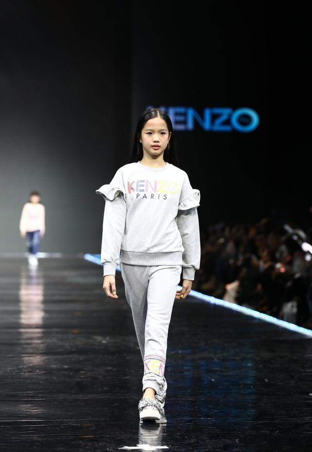 娱评人吴清功：李冰冰侄子走T太霸气十足，被小女生拥抱手足无措