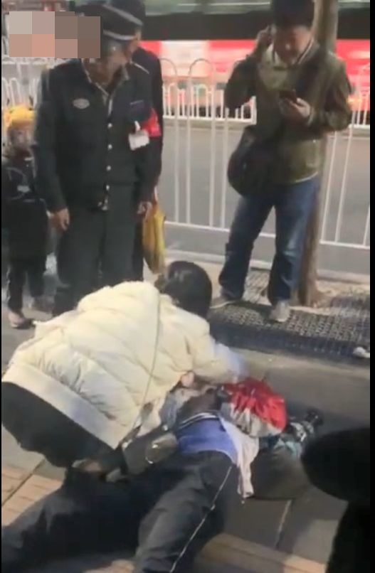 少年街头昏迷险猝死 云南护士跪地救人揭励志故事