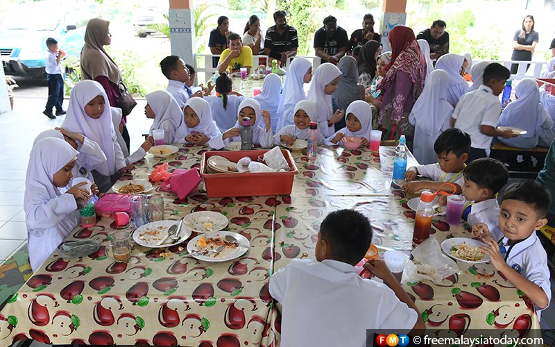 Will pupils get free breakfast or not, says Najib