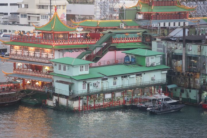 【维港会】珍宝海鲜舫裁员 缩减营业时间