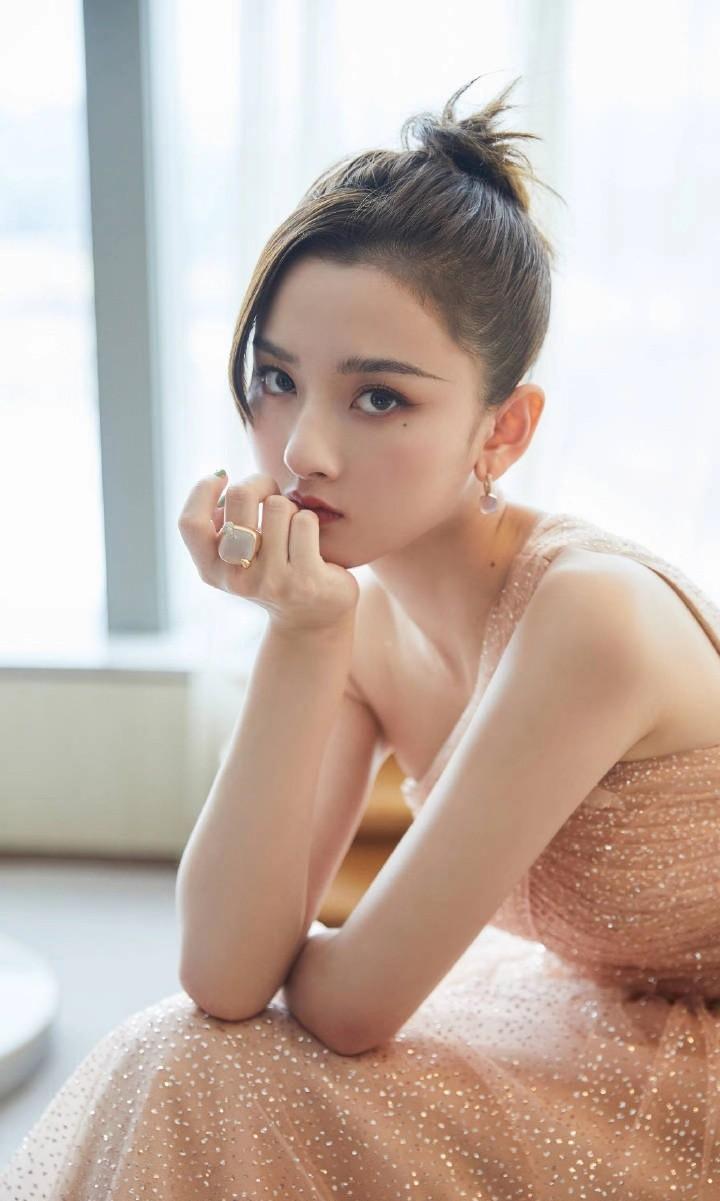 宋祖儿流光纱裙登热搜，时尚俊俏显甜美，少女感十足！