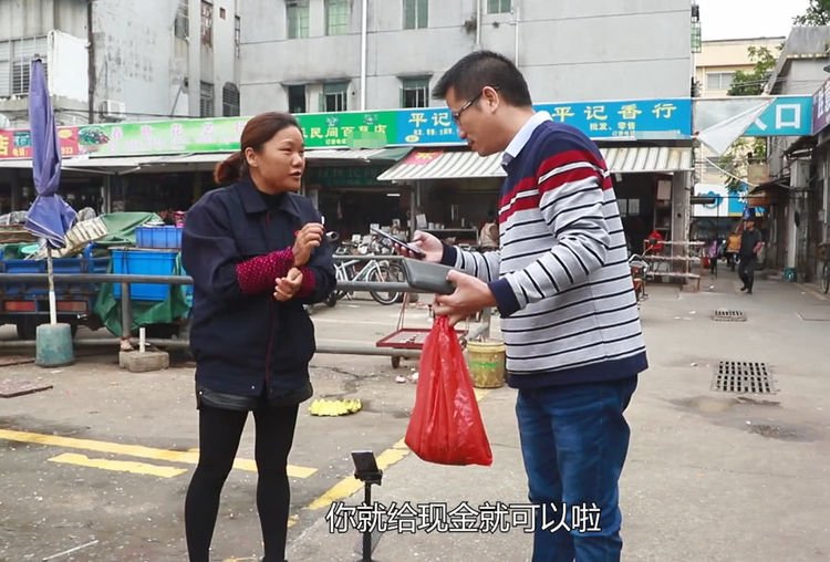 渔家女出海打生蚝，正愁生蚝太多没人买，没想到市场就遇到买蚝人