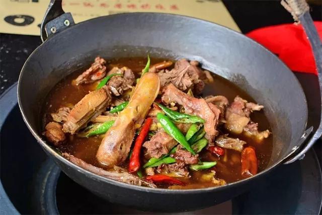 美食推荐：辣炒藕片，蒜蓉黄瓜条，茶香鸡翅!吊锅酸辣鸭的做法
