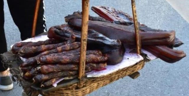 大妈街头摆摊卖“僵尸肉”，生意火爆，网友：现在很少能买到了