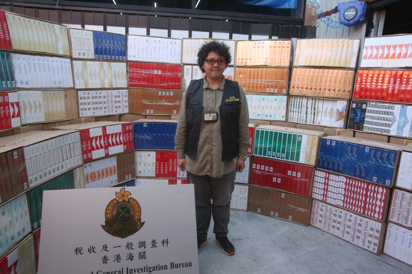 海关反私烟行动拘3男 捡1100万元私烟