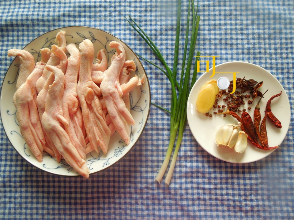 香辣卤鸭掌，一盘还没开饭已经吃完的菜，满满胶原蛋白