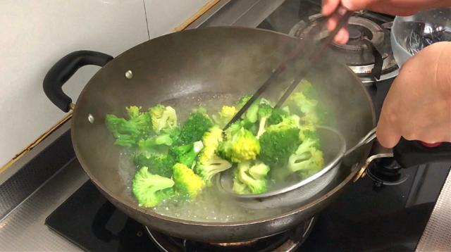 西兰花这样做，用大鱼大肉都不换，做法简单，我家每周至少吃5顿