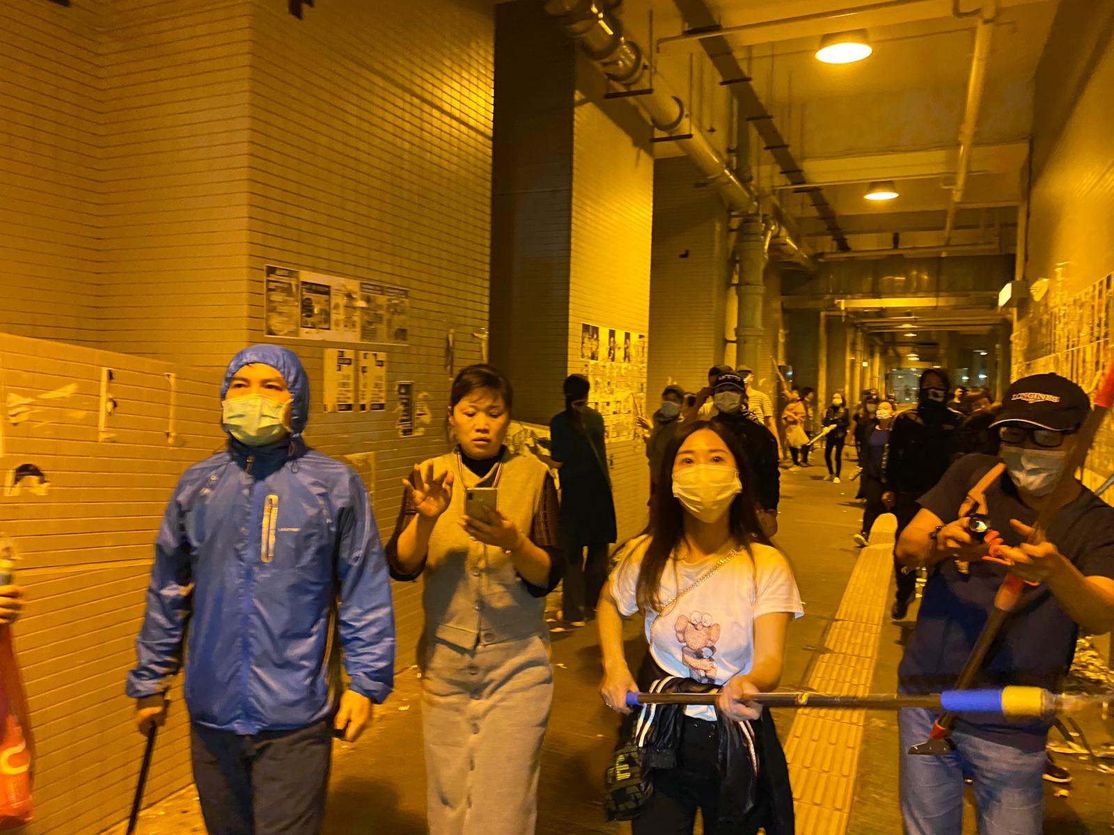 【修例风波】40人撕毁梨木树连侬墙 街坊不满遭追打(片段)