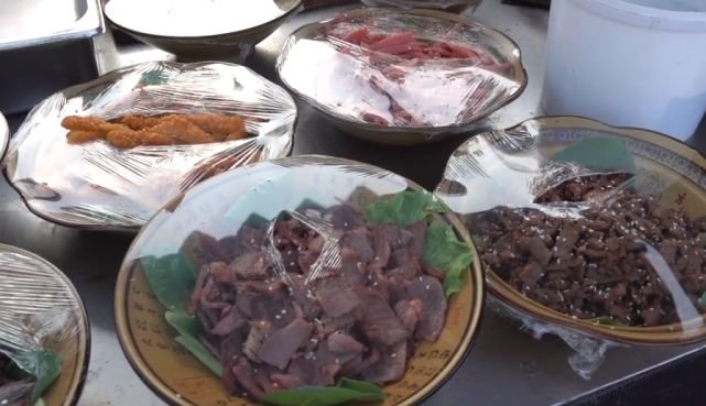河南大姐用一张大饼卷一切，一个8元食材随便卷，可以吃到撑！