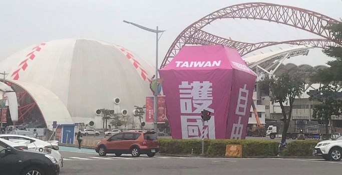 蔡英文台中选前之夜10米高天灯造势