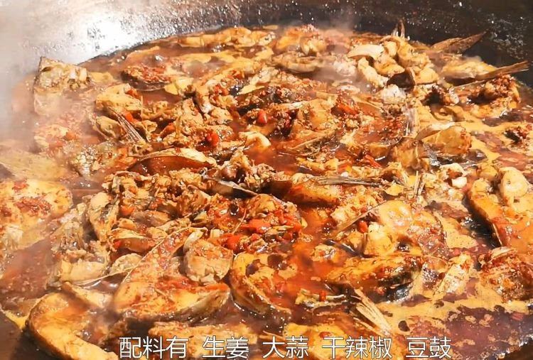 江西农村结婚宴，看女厨师煮30桌大锅鱼，用啤酒做菜第一次见