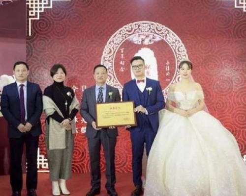 富二代结婚仅摆四围 新郎哥悭百万捐慈善机构