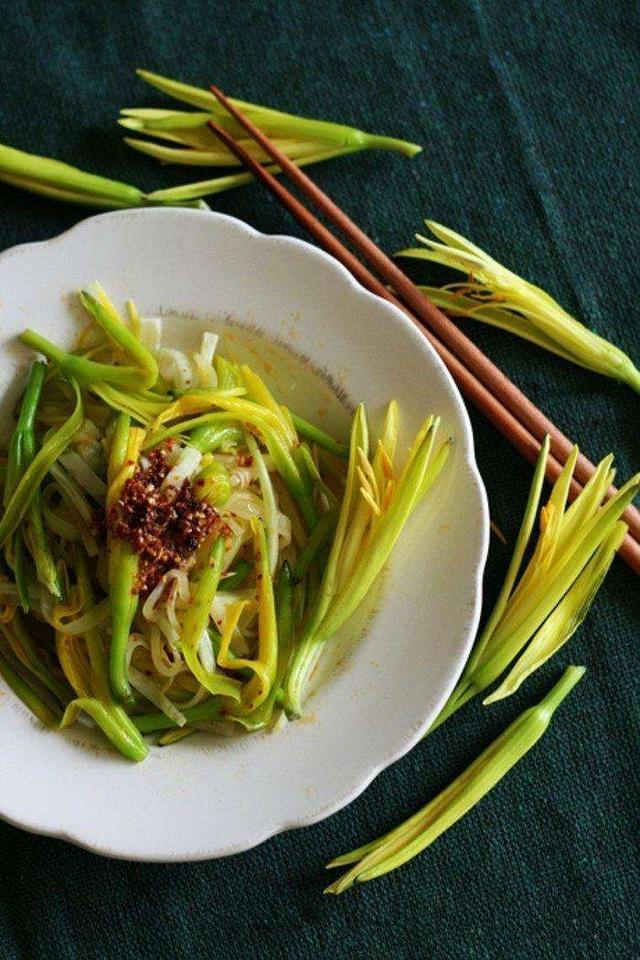 美食推荐：果醋黄花菜，小炒秀珍菇，猪油渣炒娃娃菜，青椒炒鱼块