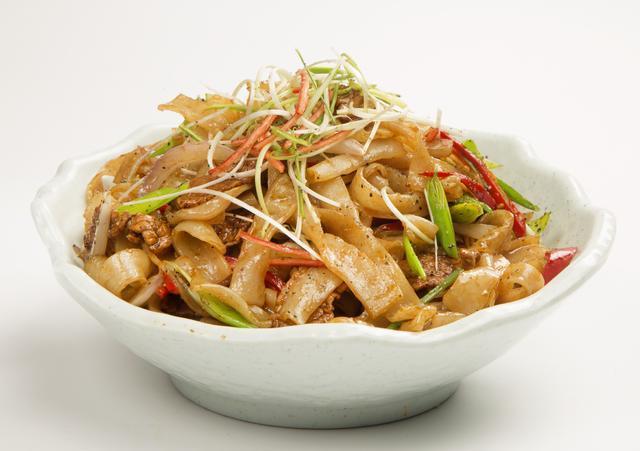 炒饭行业突然兴起，面馆老板借此转行卖炒饭，结果真的火了