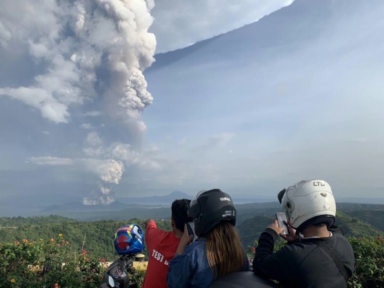 Thousands evacuate as philippine volcano rumbles