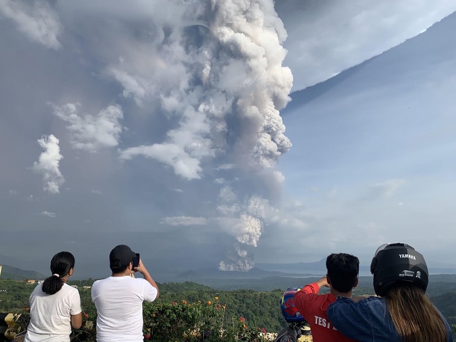 Thousands evacuate as Philippine volcano rumbles