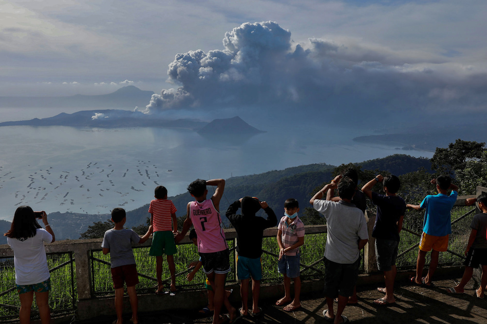 AirAsia, Malaysia Airlines cancel flights to Manila over volcanic eruption